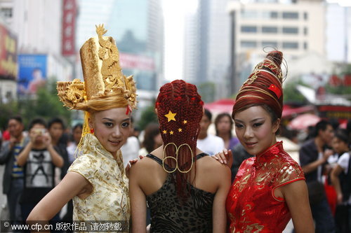 昆明:模特穿旗袍秀“国庆发型”