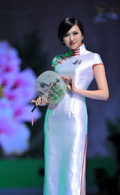 青岛:时装周上演“旗袍日”