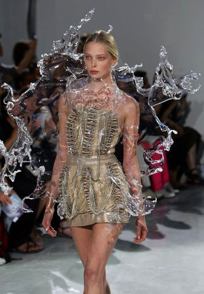 Iris Van Herpen--骷髅透视白骨精