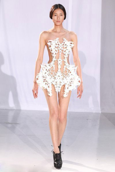 Iris Van Herpen--骷髅透视白骨精