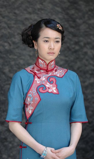 左小青演绎末代皇妃 百变旗袍显婀娜身型