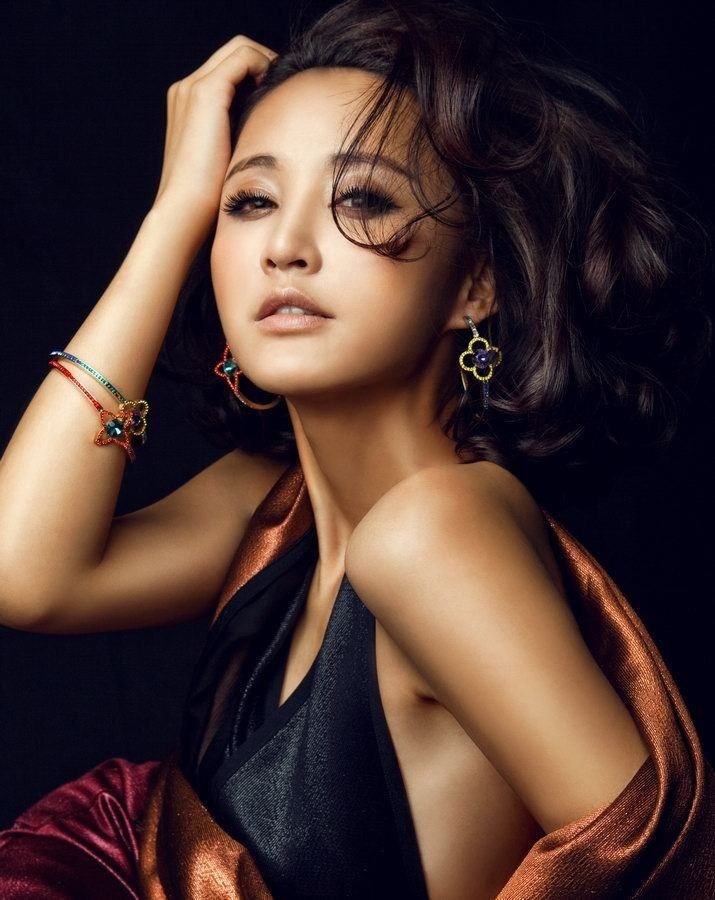 张歆艺性感曲线写真 女人味在流金色中沉淀
