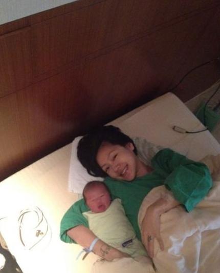 小S微博晒母女合照 感谢大S