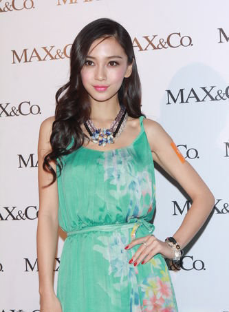 AngelaBaby着绿色长裙 腮红粉嫩