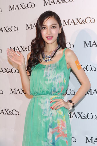 AngelaBaby着绿色长裙 腮红粉嫩