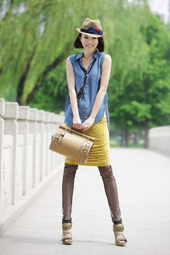 范文芳新戏扮演泼辣未婚妻 水洗牛仔衣演绎夏日风情