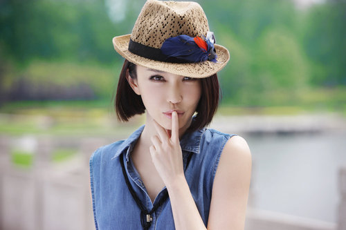 范文芳新戏扮演泼辣未婚妻 水洗牛仔衣演绎夏日风情