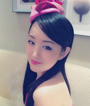41岁杨钰莹穿情侣装如粉嫩少女惊艳