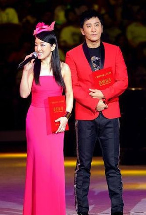 41岁杨钰莹穿情侣装如粉嫩少女惊艳