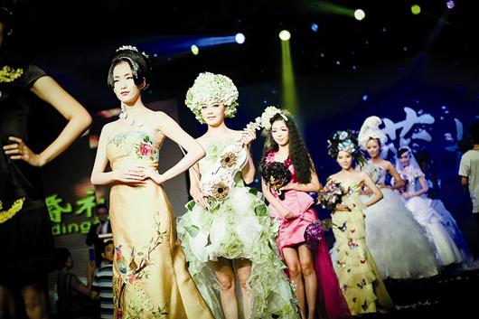 汉服旗袍透明婚纱:个性婚纱受青睐