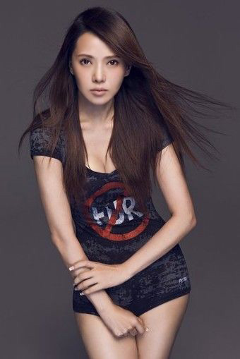 伊能静拍反皮草公益广告 着低胸T恤秀美腿