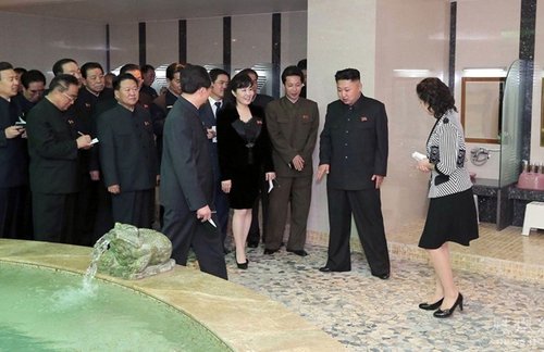 朝鲜第一夫人李雪主改变形象引关注 Dior包不离手
