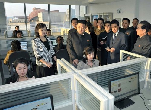 朝鲜第一夫人李雪主改变形象引关注 Dior包不离手