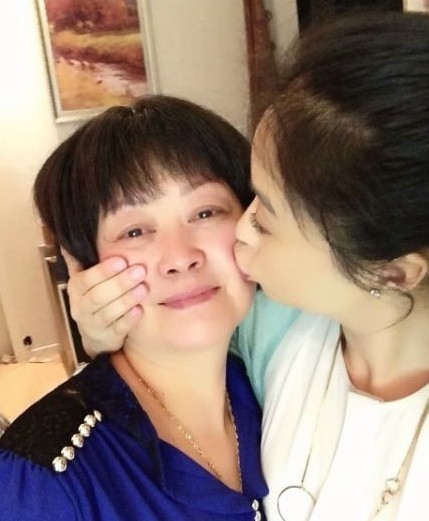 蒋欣晒出与妈妈合影 外型酷似被侃有两个华妃