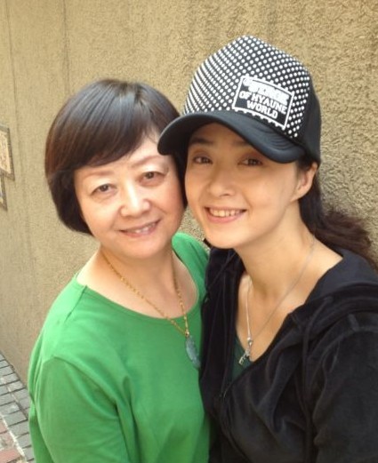 蒋欣晒出与妈妈合影 外型酷似被侃有两个华妃