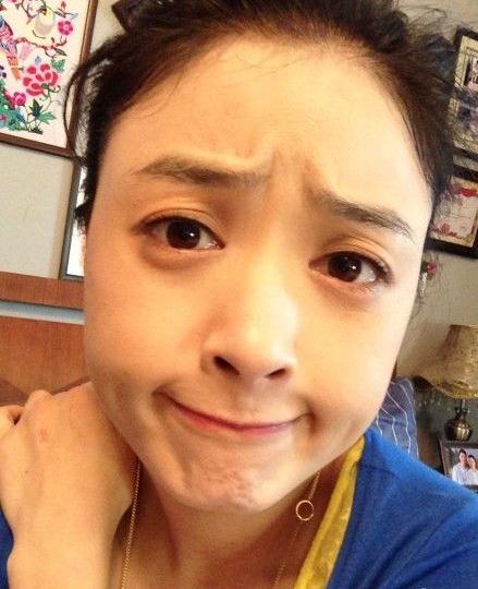 蒋欣晒出与妈妈合影 外型酷似被侃有两个华妃