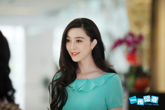 《一夜惊喜》曝剧照 范冰冰造型多变饰演女精英