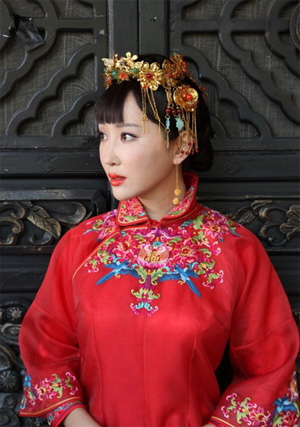 杜若溪穿秀禾服变最美新娘 新剧亲历传统中式婚礼