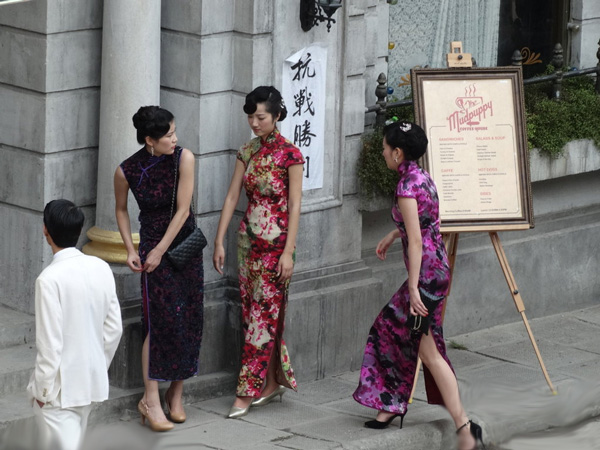 《触不可及》片场美女旗袍照曝光