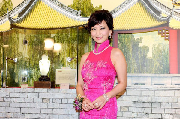 赵雅芝粉色旗袍不显老 艳光照人