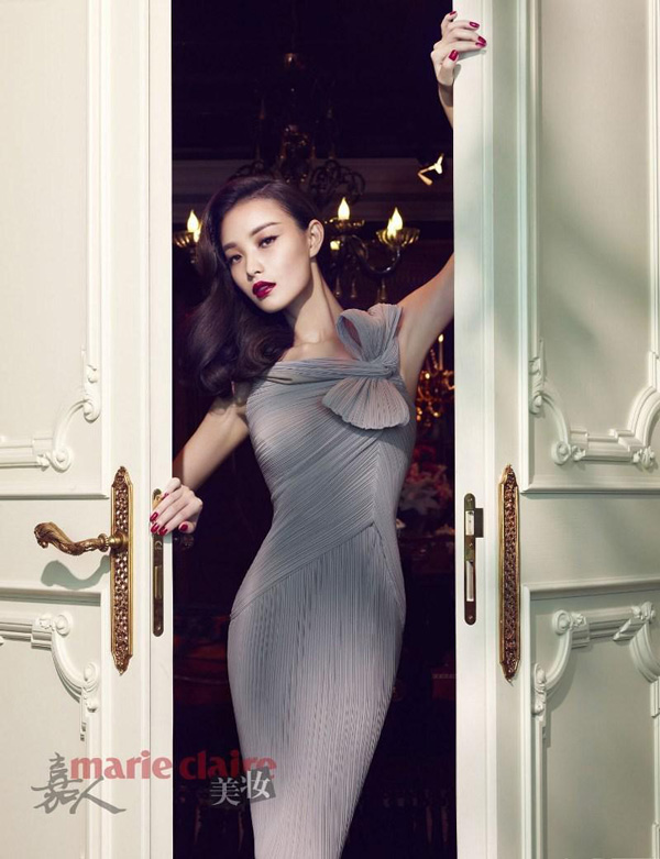 影像 风尚视觉 > 倪妮最新时尚大片 复古红唇眼神妩媚近日,倪妮为