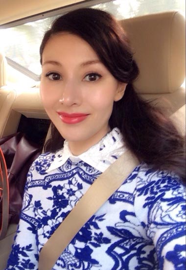 李嘉欣青花瓷旗袍装亮相 中国风装扮展优雅