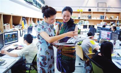 她们真实存在 办公室里的旗袍女郎