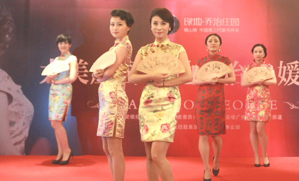 安徽合肥女记者追求时尚演绎旗袍秀