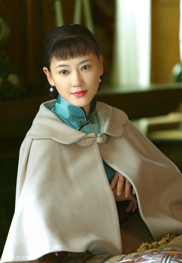《东方战场》应采儿穿旗袍饰演赵四小姐