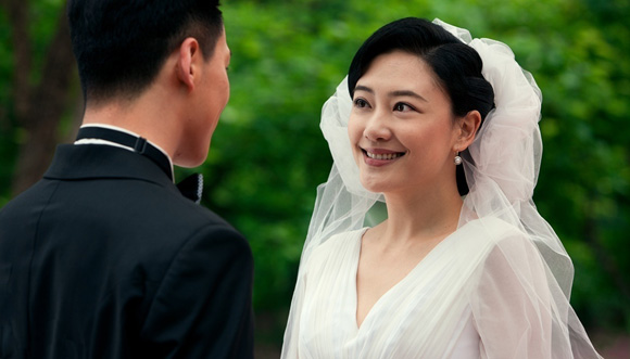 《东方战场》应采儿穿旗袍饰演赵四小姐
