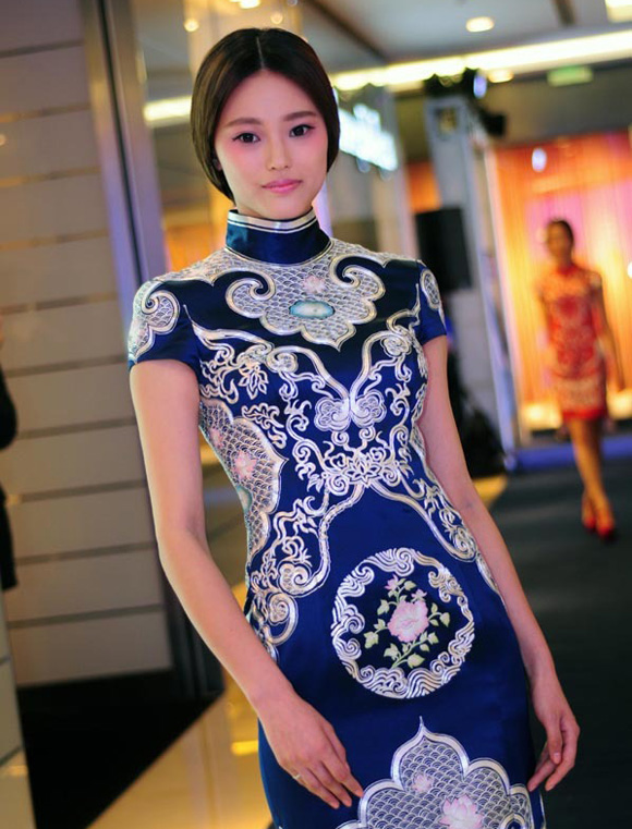 彭丽媛携手丹麦女王中国行  NE·TIGER华服献礼  