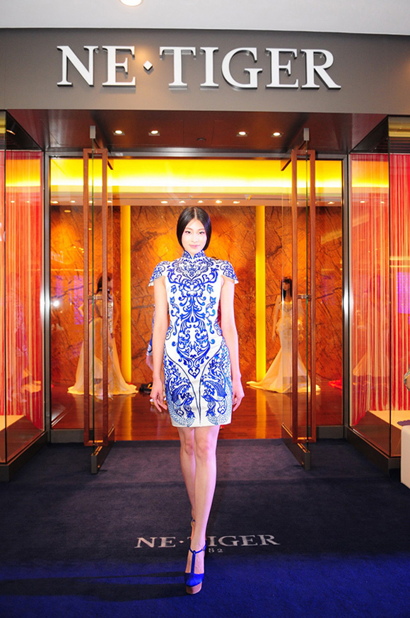 彭丽媛携手丹麦女王中国行  NE·TIGER华服献礼  