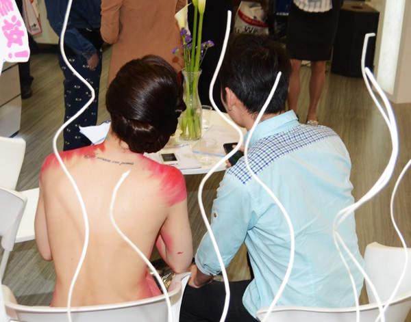 逼真旗袍人体彩绘模特现身某展会