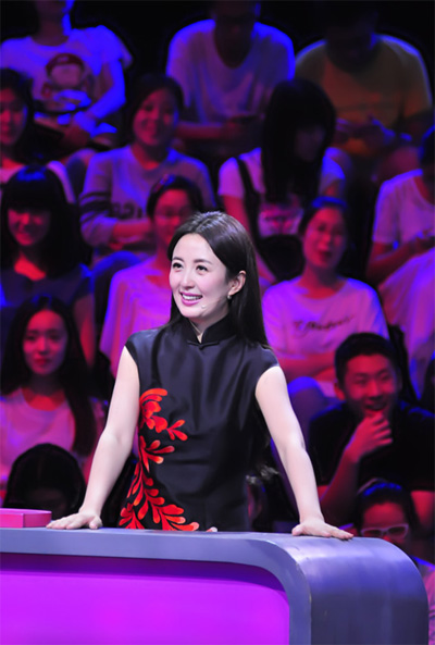杨童舒身穿古典旗袍装亮相 尽显高贵气质