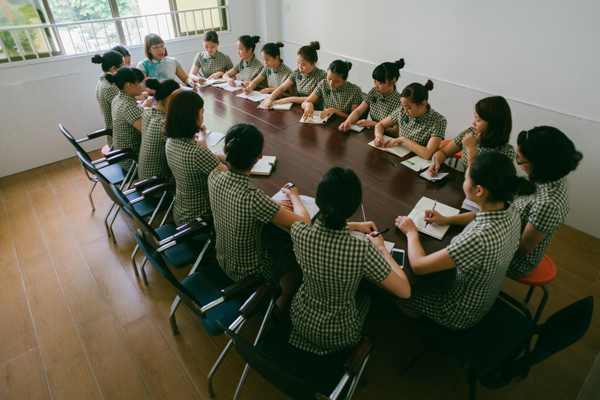 广东幼儿园老师穿旗袍尽显民国范
