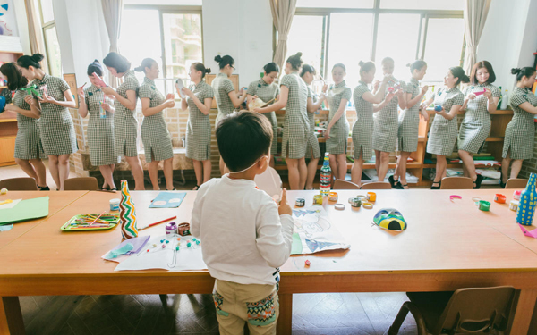 广东幼儿园老师穿旗袍尽显民国范
