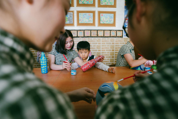 广东幼儿园老师穿旗袍尽显民国范