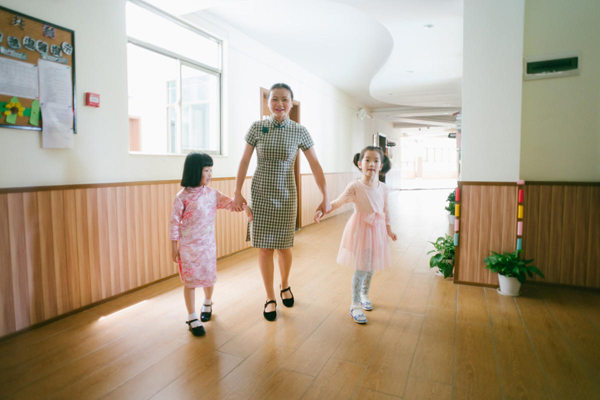 广东幼儿园老师穿旗袍尽显民国范