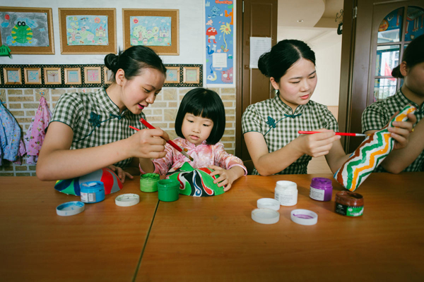 广东幼儿园老师穿旗袍尽显民国范
