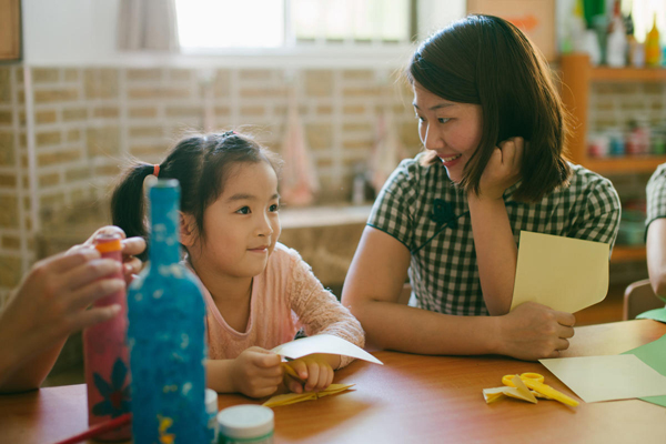 广东幼儿园老师穿旗袍尽显民国范