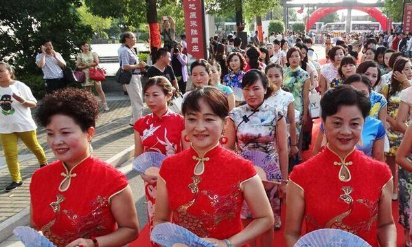 扬州千名女子“旗袍秀”献礼建城2500年