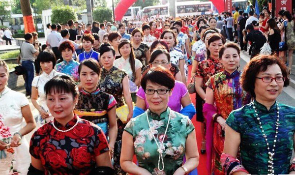 扬州千名女子“旗袍秀”献礼建城2500年