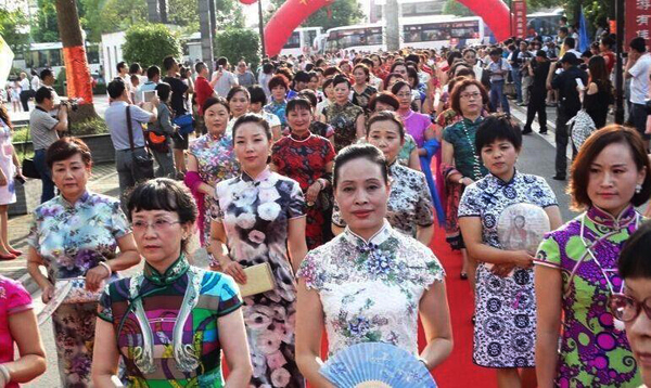 扬州千名女子“旗袍秀”献礼建城2500年