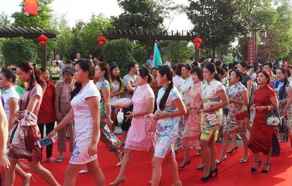 扬州千名女子“旗袍秀”献礼建城2500年