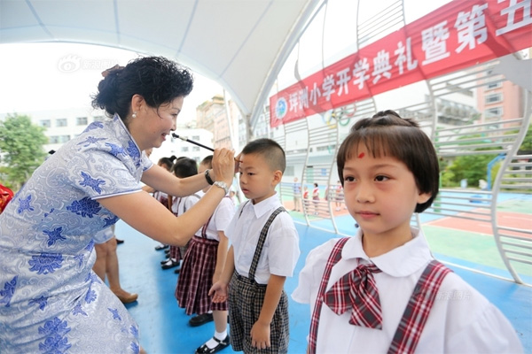 广东小学女教师开学日穿旗袍拜孔子像