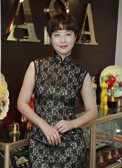 48岁周海媚穿旗袍秀少女身材 镂空黑色旗袍显优雅