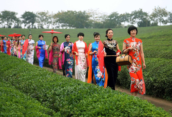 浙江20余名女干部着旗袍走秀宣传古村旅游