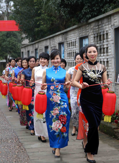 浙江20余名女干部着旗袍走秀宣传古村旅游