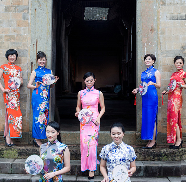 浙江20余名女干部着旗袍走秀宣传古村旅游