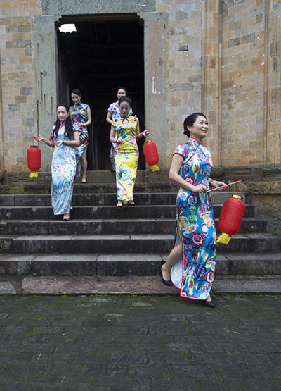 浙江20余名女干部着旗袍走秀宣传古村旅游